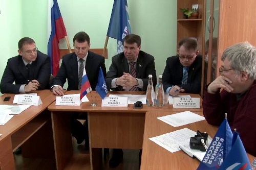 На приеме у сенатора. На приеме у сенатора.