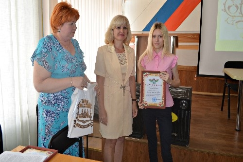 В Армянске прошло торжественное собрание, посвященное празднованию 100-летия Государственной архивной службы России В Армянске прошло торжественное собрание, посвященное празднованию 100-летия Государственной архивной службы России