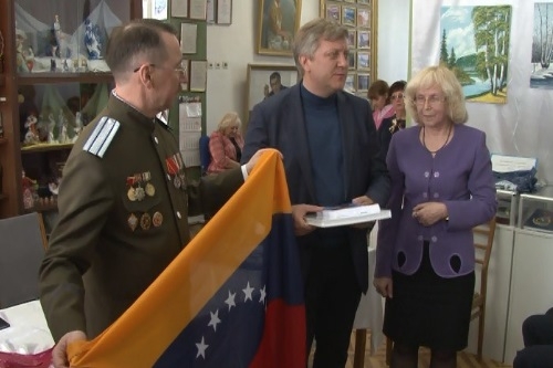 Грамоты, благодарственные письма и памятные подарки были вручены жителям Армянска от делегации из Челябинской области Грамоты, благодарственные письма и памятные подарки были вручены жителям Армянска от делегации из Челябинской области