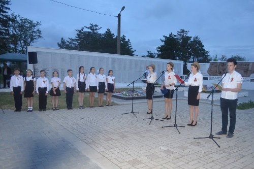 В руках – свечи памяти, в сердце – скорбь В руках – свечи памяти, в сердце – скорбь