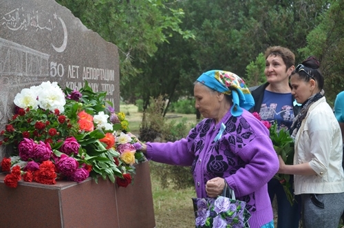Жители Армянска почтили память жертв депортации народов Крыма Жители Армянска почтили память жертв депортации народов Крыма