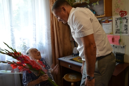 Руководство Армянска поздравило долгожительницу Руководство Армянска поздравило долгожительницу