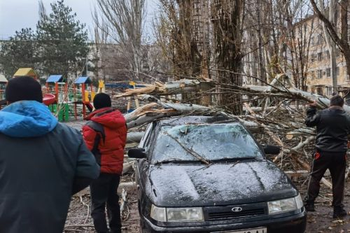 После урагана, обрушившегося на Армянск, администрация города, ресурсоснабжающие и коммунальные службы были вынуждены принять меры по ликвидации последствий стихии