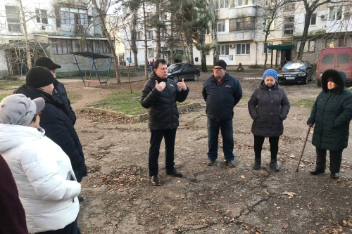 В Армянске продолжаются выездные встречи с жителями во дворах многоквартирных домов