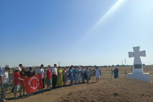 В Армянске прошло торжественное возложение цветов, посвященное памятной дате В Армянске прошло торжественное возложение цветов, посвященное памятной дате